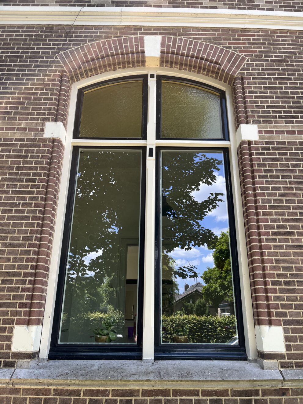 Vacuum glass insulating glass