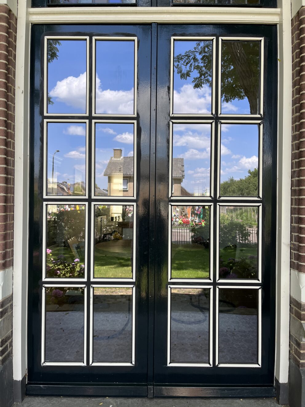 Vacuum glass insulating glass